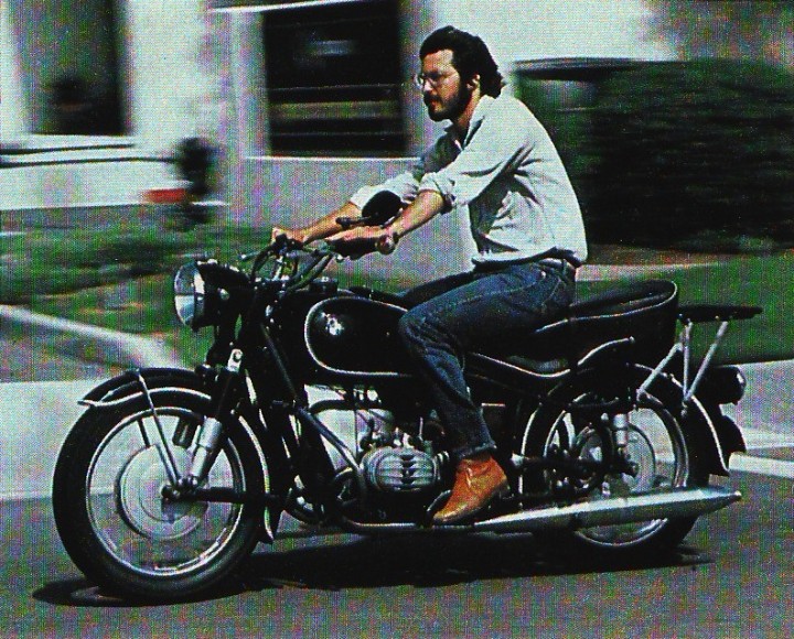 Steve Jobs, tidigare VD för Apple, på en BMW R60/2 i San Fransisco 1982. Bild: Charles O’Rear för National Geographic